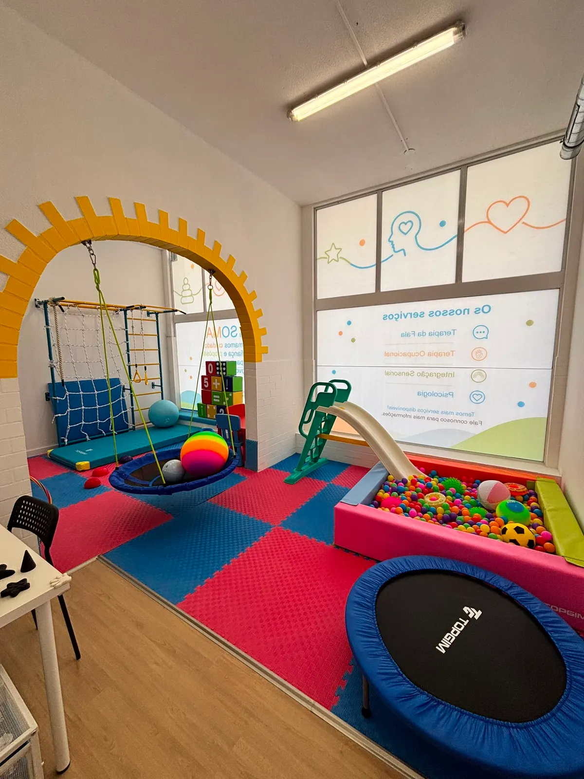 Gabinete Parque Aventura, de integração sensorial, com baloiço, piscina de bolas e escorrega