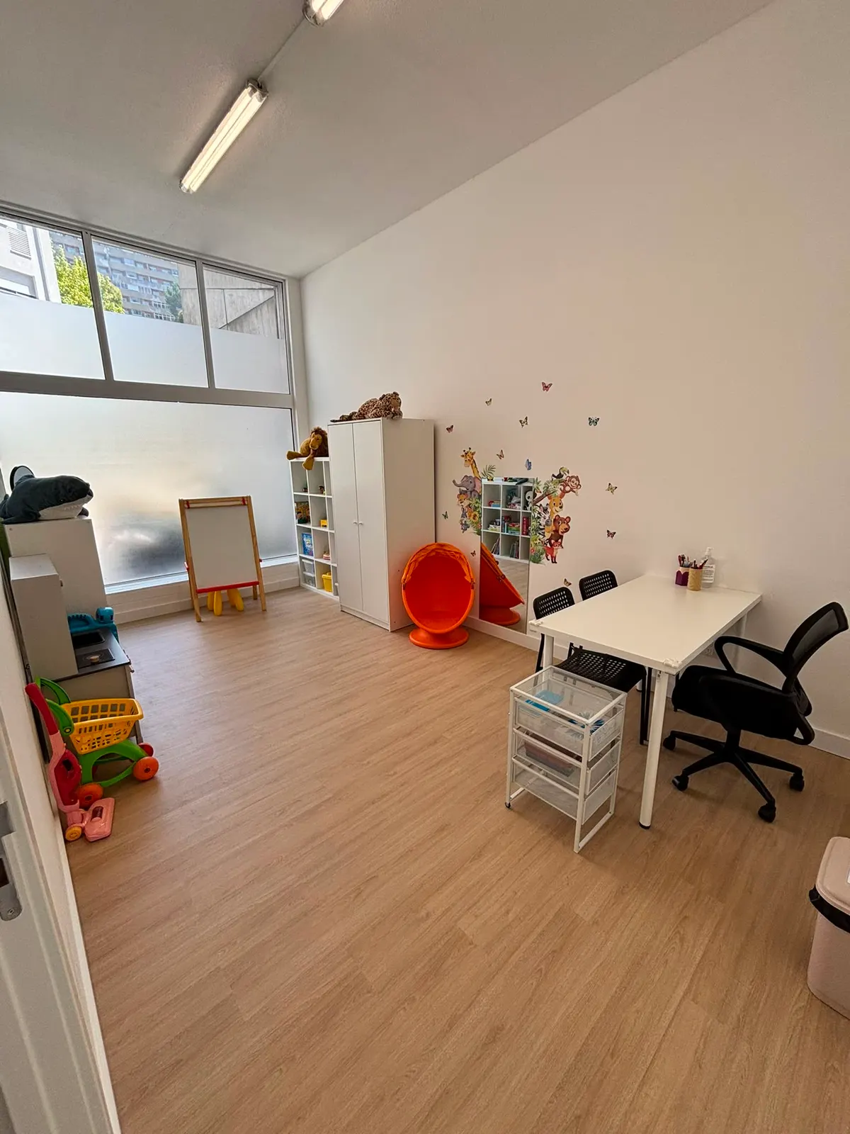 Gabinete Mundo Animal, de terapia da fala, com autocolantes de animais, cavalete e estantes de jogos