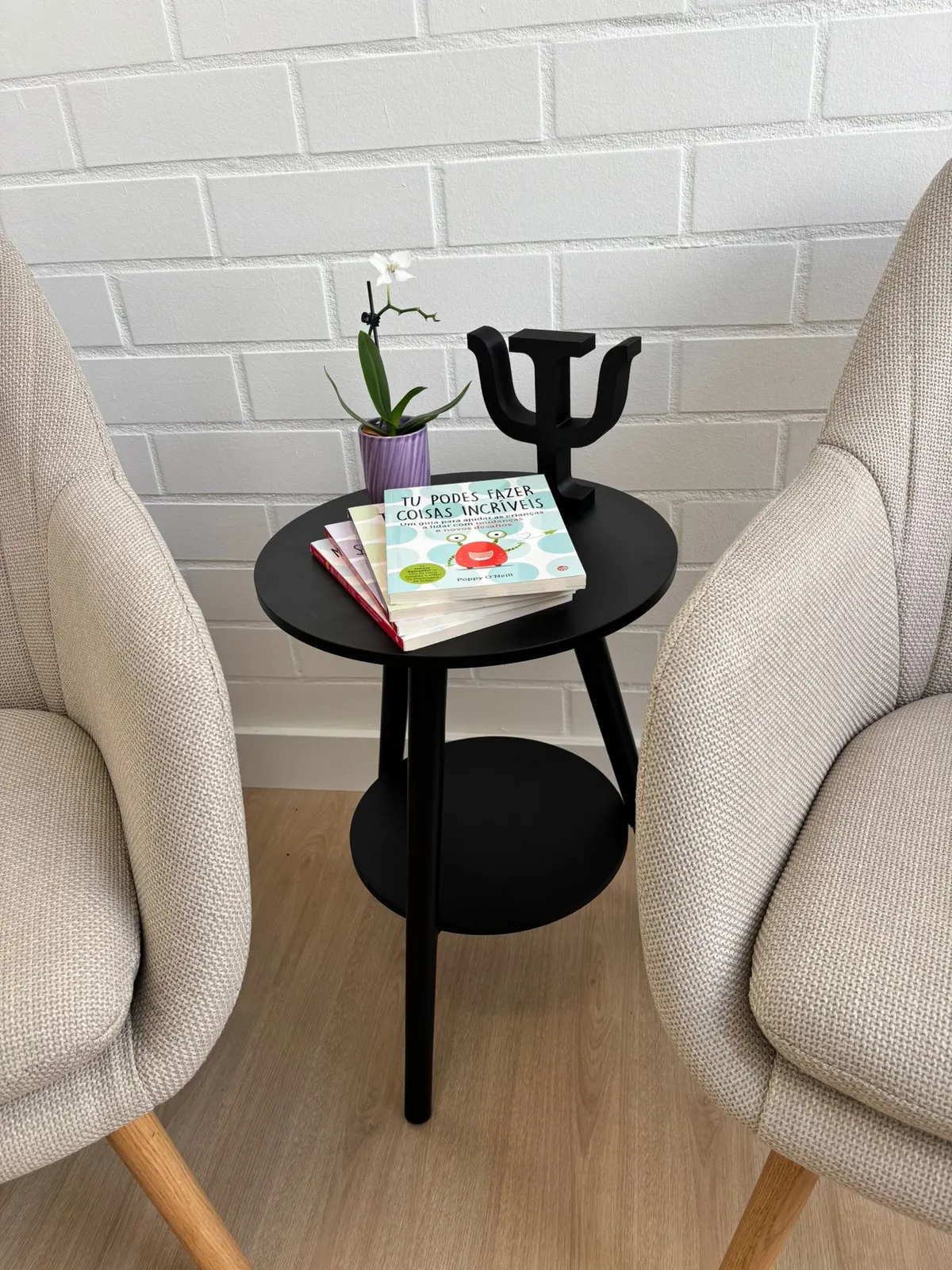 Sala de psicologia da SOMA, com poltronas e mesa de apoio